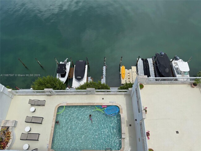 Foto del edificio - 9751 E Bay Harbor Dr