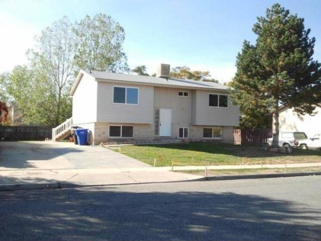 Primary Photo - Beautiful 4 Bedroom Kearns Home