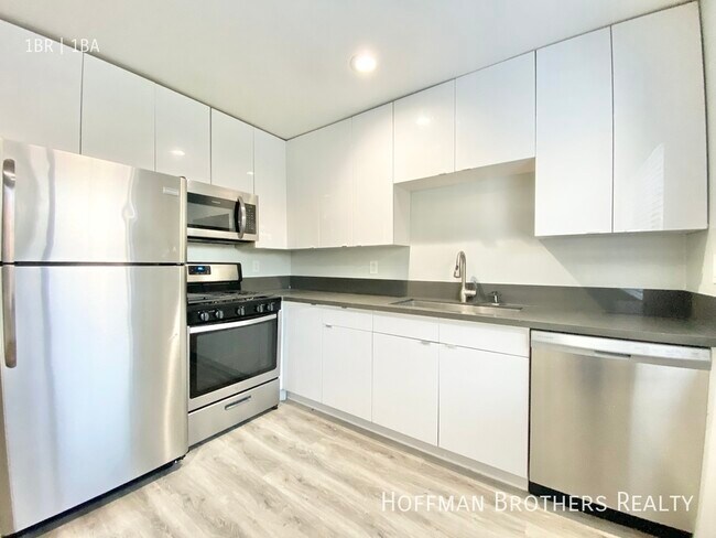 Building Photo - 1535 N Kenmore Ave