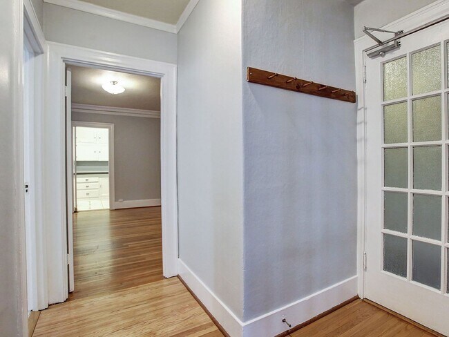 Building Photo - Beautiful 1 Bed w/ Hardwoods on NW Couch &...