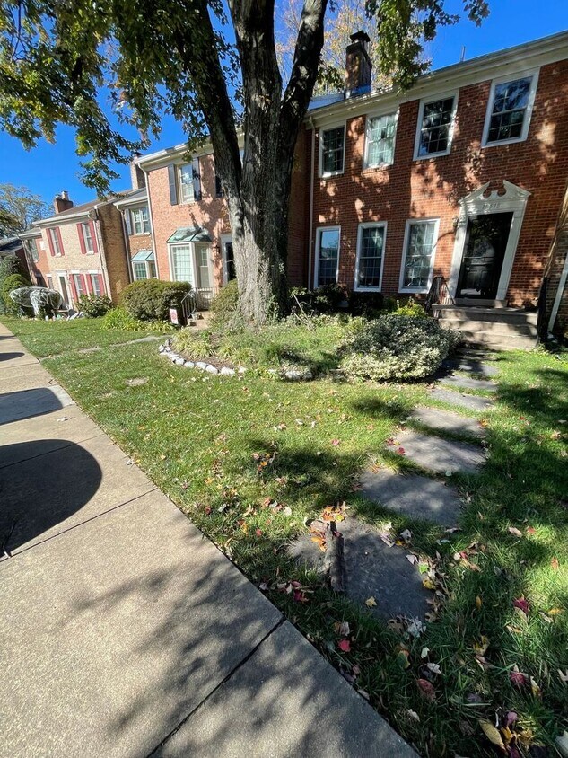 Foto principal - Beautiful 3 Bed 2/2 Bath Brick Townhome Wi...
