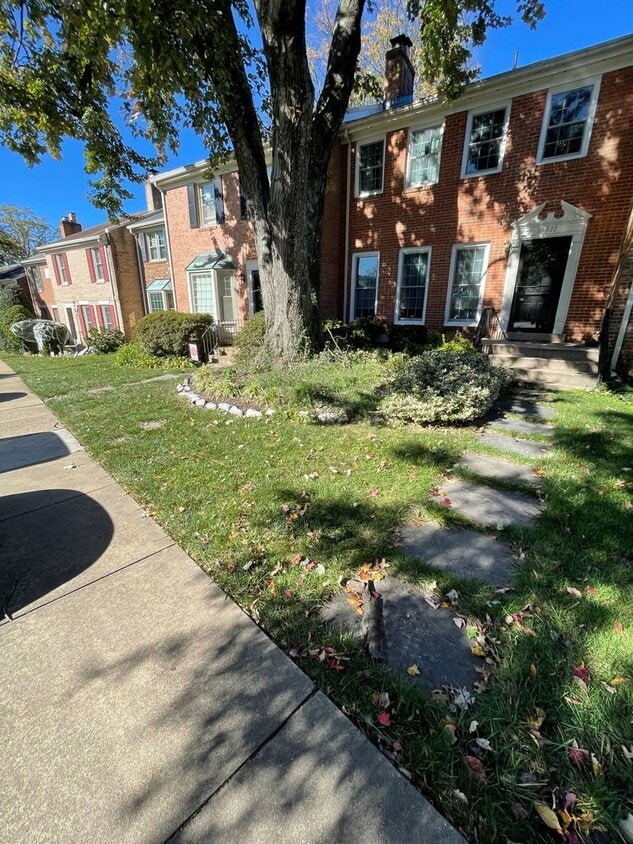 Primary Photo - Beautiful 3 Bed 2/2 Bath Brick Townhome Wi...