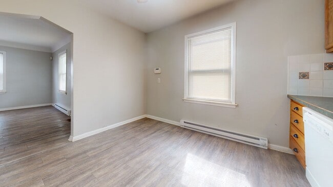 Building Photo - Charming 3-Bedroom Bungalow for Lease in Roseville