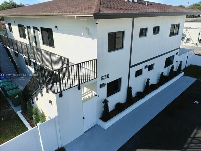 Foto del edificio - 630 NE 166th St