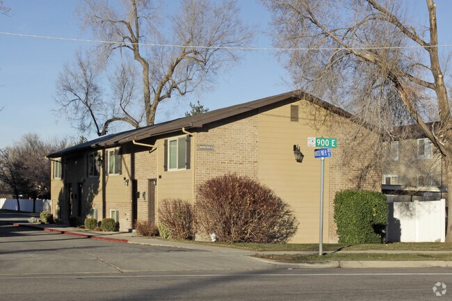 Primary Photo - Bristle Pines Apartments