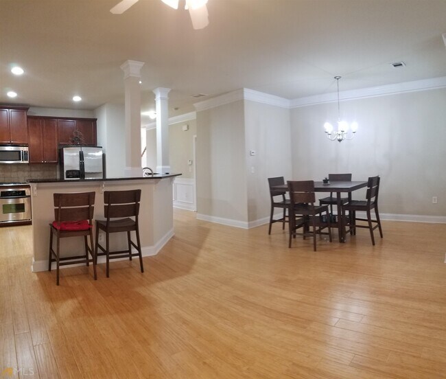 Foto del edificio - 2440 Strand Ave