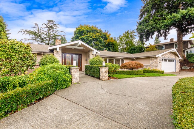 Building Photo - Welcoming Clyde Hill 5 Bedroom 3 Bath Home