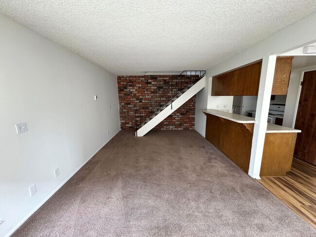 Foto del edificio - Centrally Located McKeon Condo