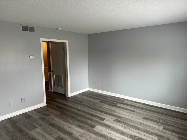 Foto del edificio - 101 Plaza Oaks Rd