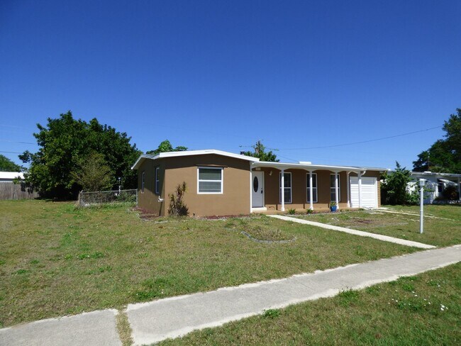 Building Photo - Convenient Location
