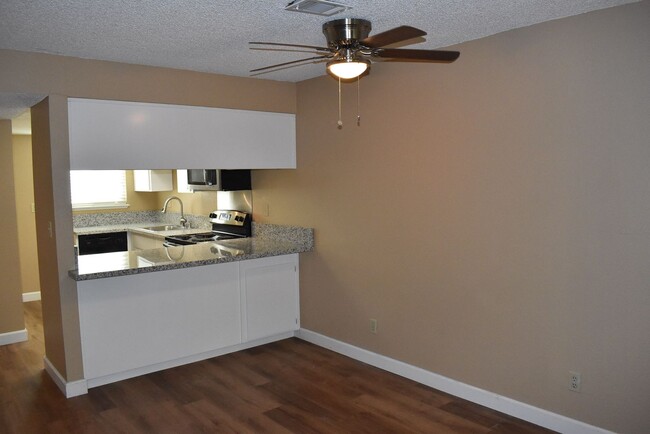 Foto del edificio - Condo unit featuring updated kitchen with ...