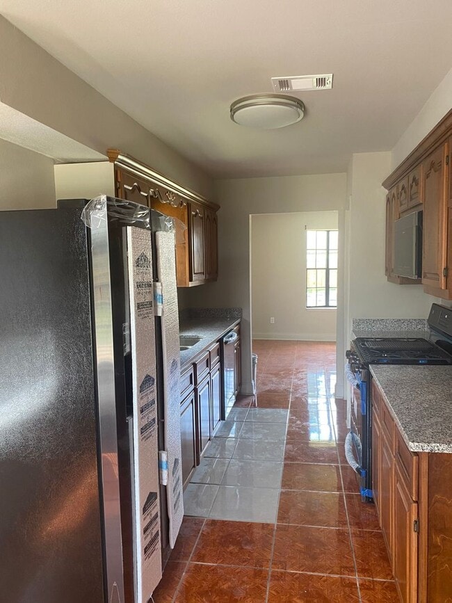 Building Photo - Fab New Orleans East Home