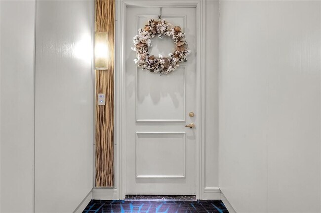 Building Photo - 2323 N Houston St