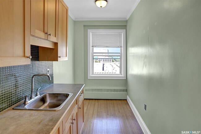 Building Photo - 2305-2305 Victoria Ave