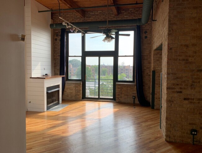 Building Photo - 2222 W Diversey Ave