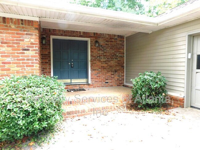 Building Photo - 626 Indian Hills Pkwy NE