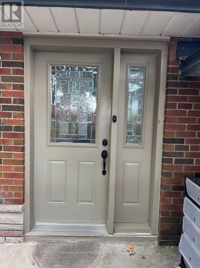 Building Photo - 20 Roseglor Crescent