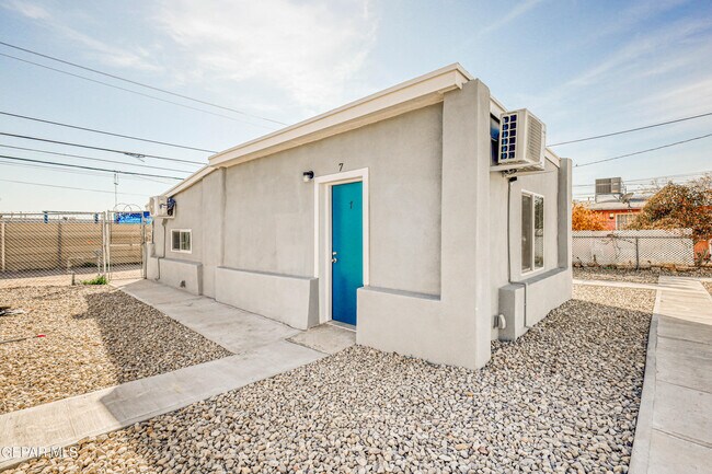 Building Photo - 3622 Douglas Ave