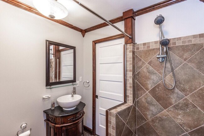 Foto del edificio - MOVE IN SPECIAL! SCORE HALF OFF 1ST MONTH'...