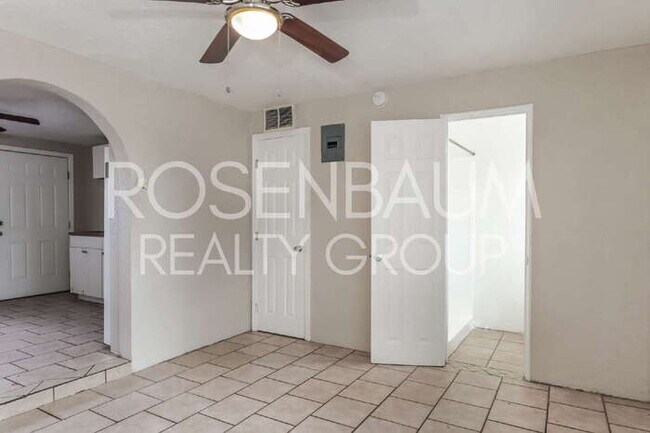 Building Photo - 302 W Flores St