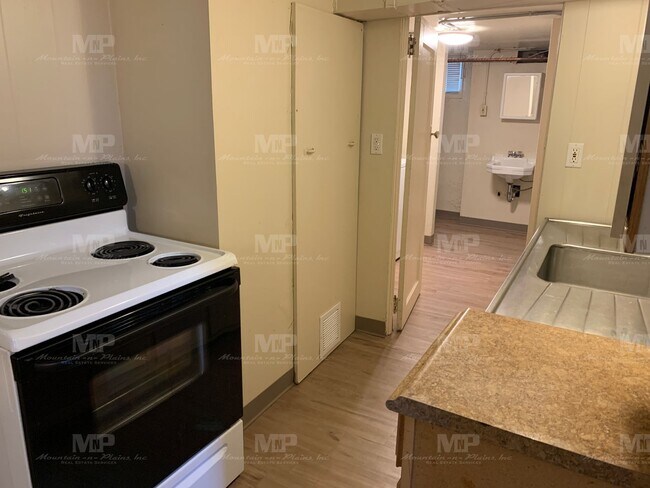 Foto del edificio - 622 1/2 S Loomis Ave