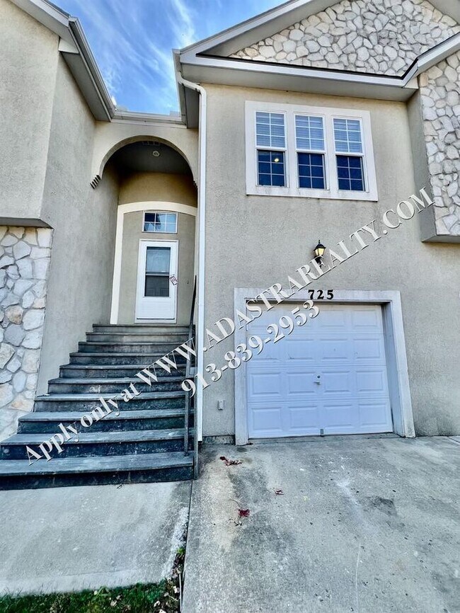 Building Photo - Beautiful Gardner Townhome-Available in MAY!!