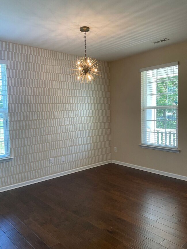 Foto del edificio - Immaculate 3-Bedroom Home with Loft, Two-C...