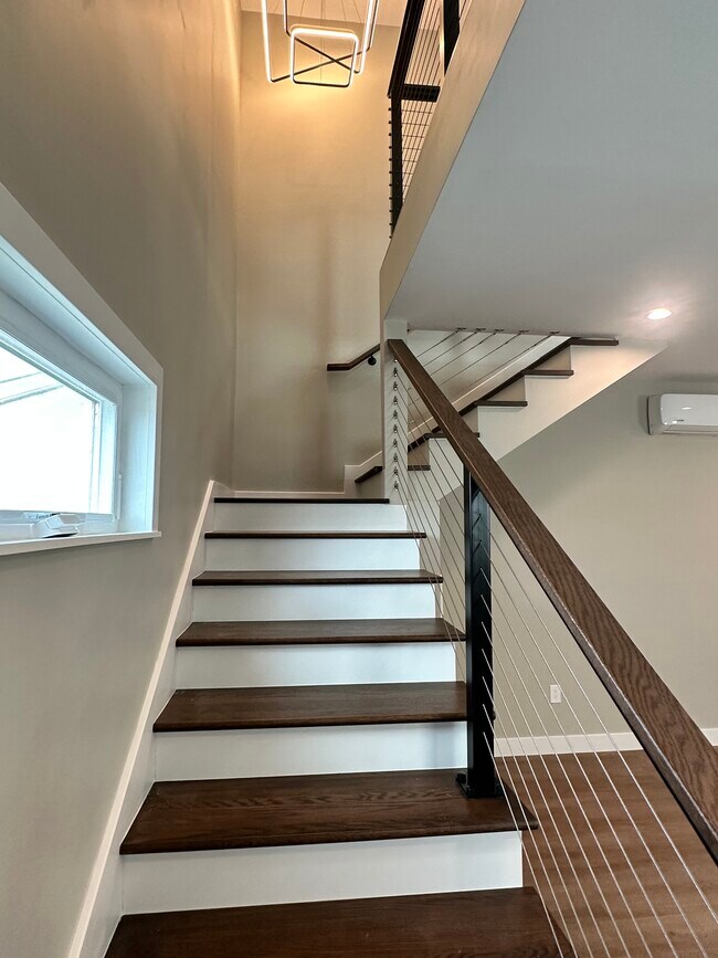 Escaleras de madera noble con barandilla de cable moderna. - 5642 Printwood Way