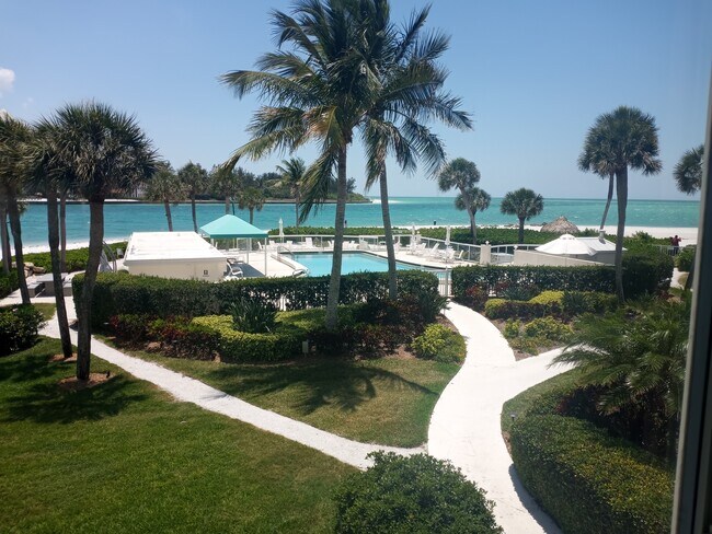 Foto del edificio - 100 Sands Point Rd