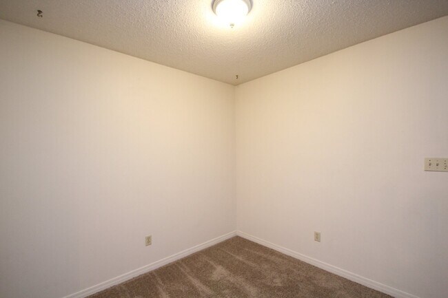 Foto del edificio - Second-Floor 2 Bedroom Home Near Patricia ...