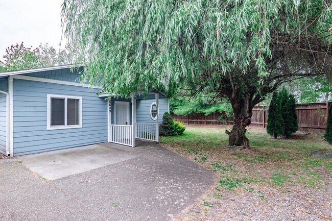 Foto del edificio - 3 Bed Room 2 Bath No Garage No Carport