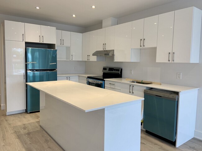 Building Photo - 4534 Av Du Parc