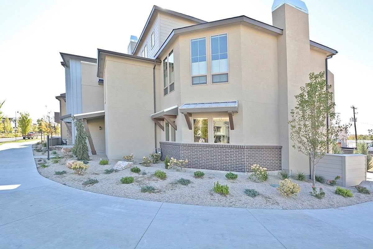 Foto principal - One of a Kind-3 Bedroom and 3 Bathroom Luxury Townhouse in Harris Ranch.