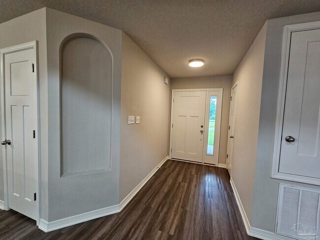 Building Photo - 8604 Untreiner Ave