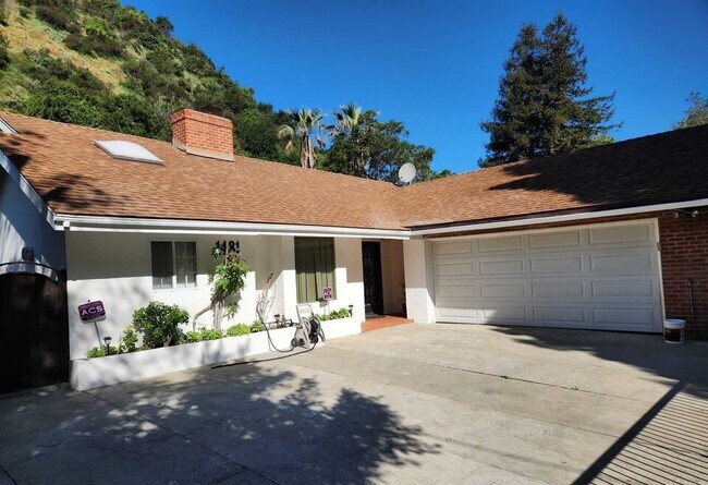 Foto del edificio - 1481 Benedict Canyon Dr