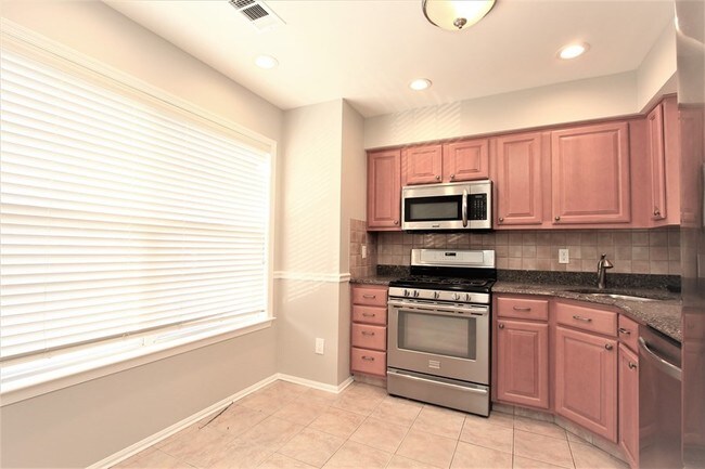 Building Photo - 322 Towne Dr