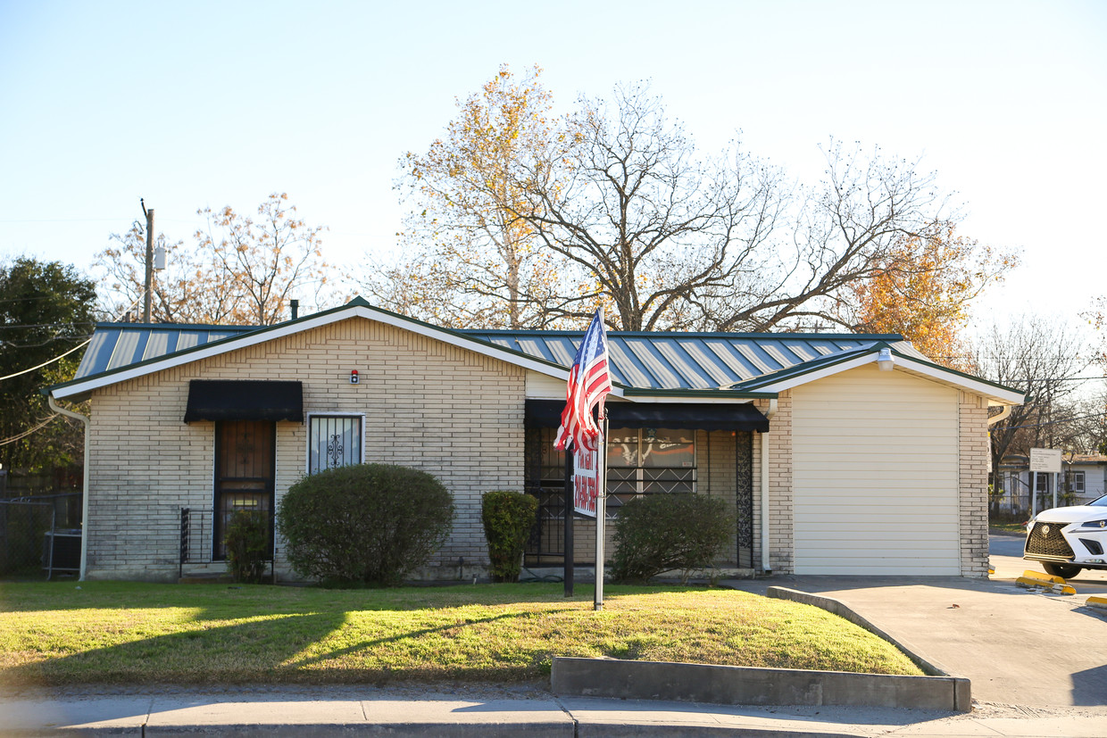 Primary Photo - 4502 Walzem Rd