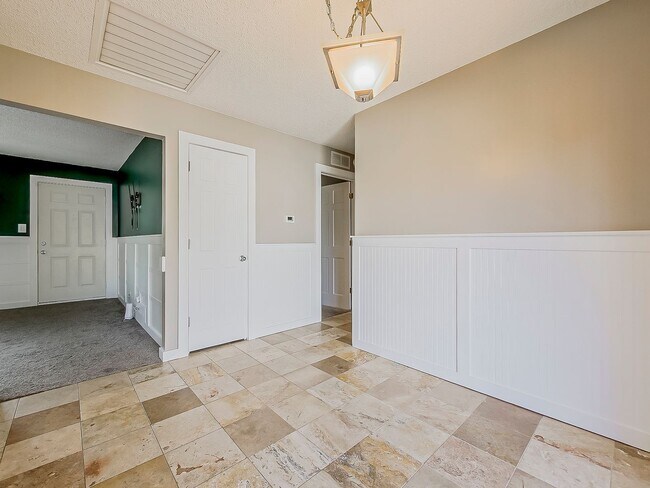 Foto del edificio - Welcome to this charming 4-bedroom, 2-bath...