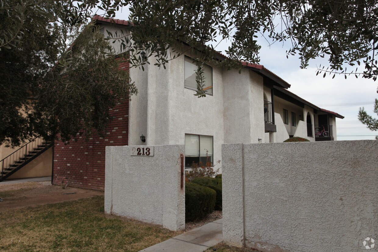 Primary Photo - 2213 N Jones Blvd
