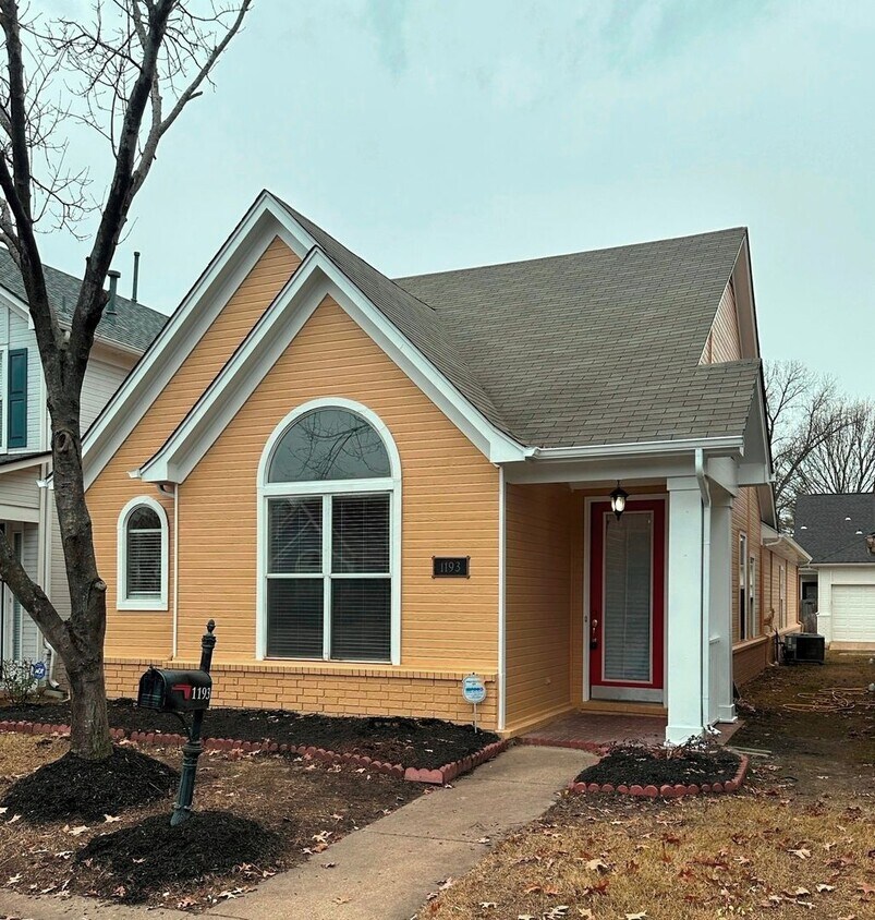 Primary Photo - Adorable 3 bd 2 bath with all new paint an...