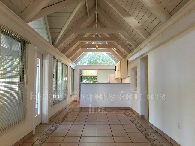 Building Photo - 1223 Poinsettia Ave