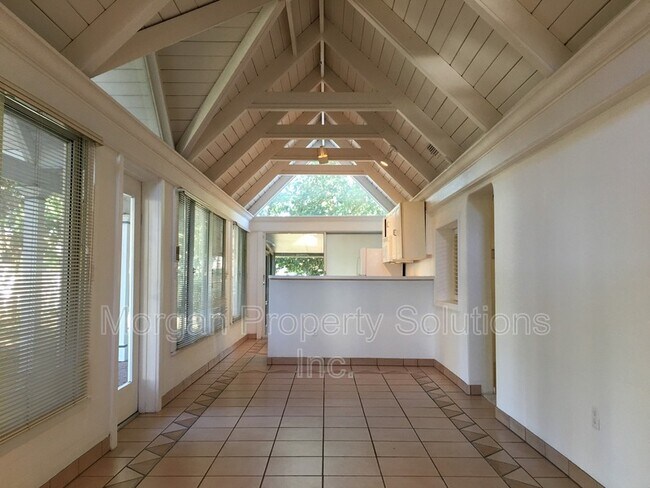 Foto del edificio - 1223 Poinsettia Ave