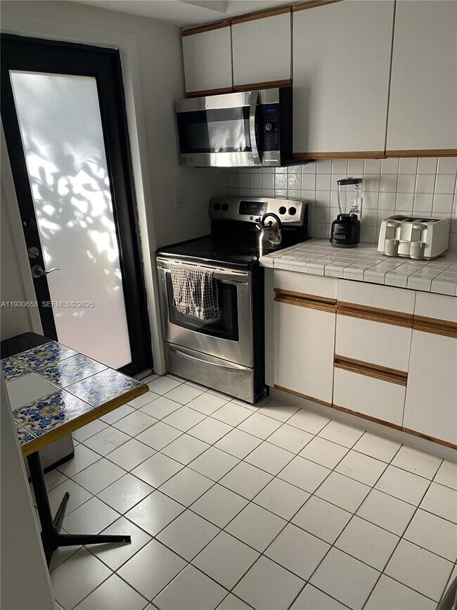 Foto del edificio - 8950 Collins Ave