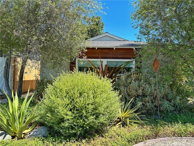 Foto del edificio - 7052 Whitaker Ave