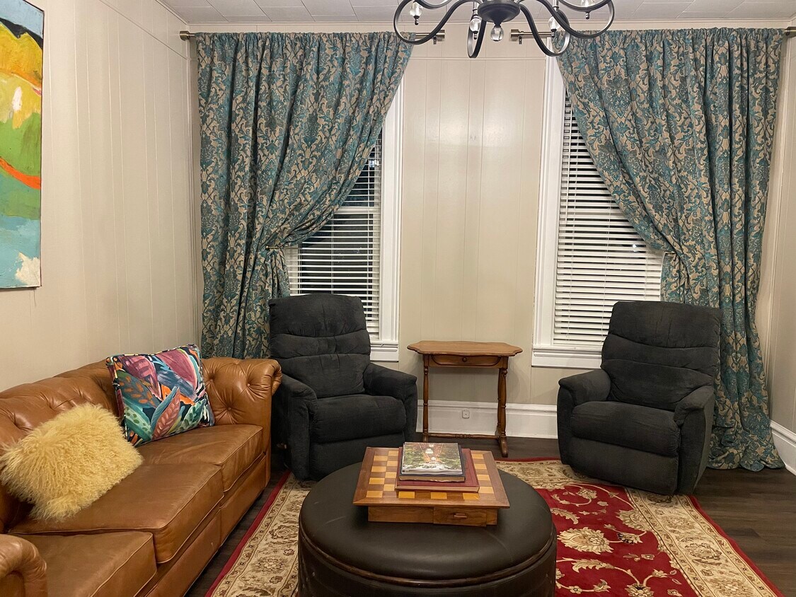 Preciosos muebles - 731 Bluff St