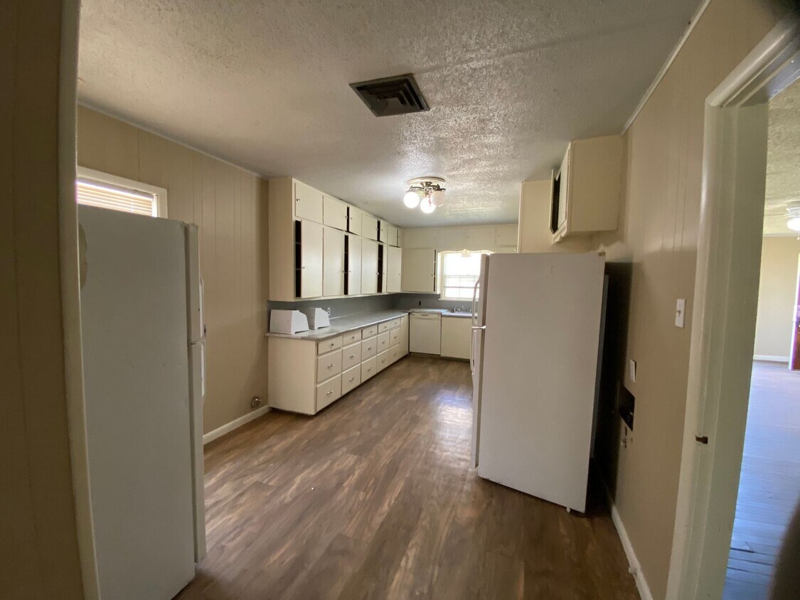 Foto principal - Spacious, remodeled 4 Bed, 2 Bath Home in ...
