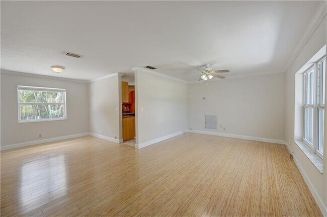 Building Photo - 110 Seminole Ln