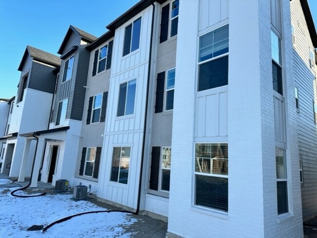 Building Photo - Gorgeous Condo!