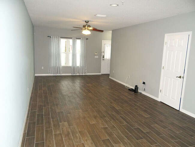 Foto del edificio - 2 bed/2.5 bath townhouse - 50% off 1st mon...