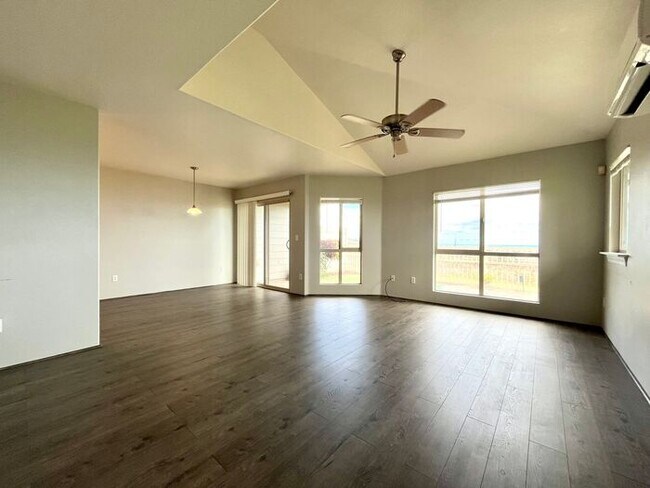 Foto del edificio - Makakilo: 3 Bdrm 2.5 Bath Townhouse w/ 2 C...